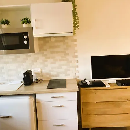Claire Studio Bord De Сен-Тропе
